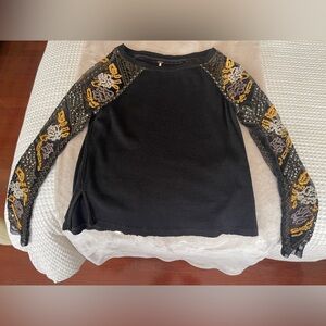 Woman’s FREE PEOPLE Black long sleeve top w sequin mesh sleeves EUC SIZE SMALL